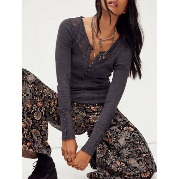NEW FREE PEOPLE Sz S COME ON OVER RIBBED EMBROIDERED HENLEY TOP IN CHARCOAL - Picture 2 of 3